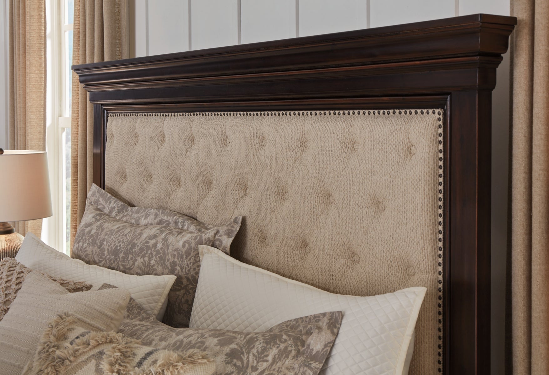 Brynhurst Upholstered Bed with Storage Bench Bedroom Set