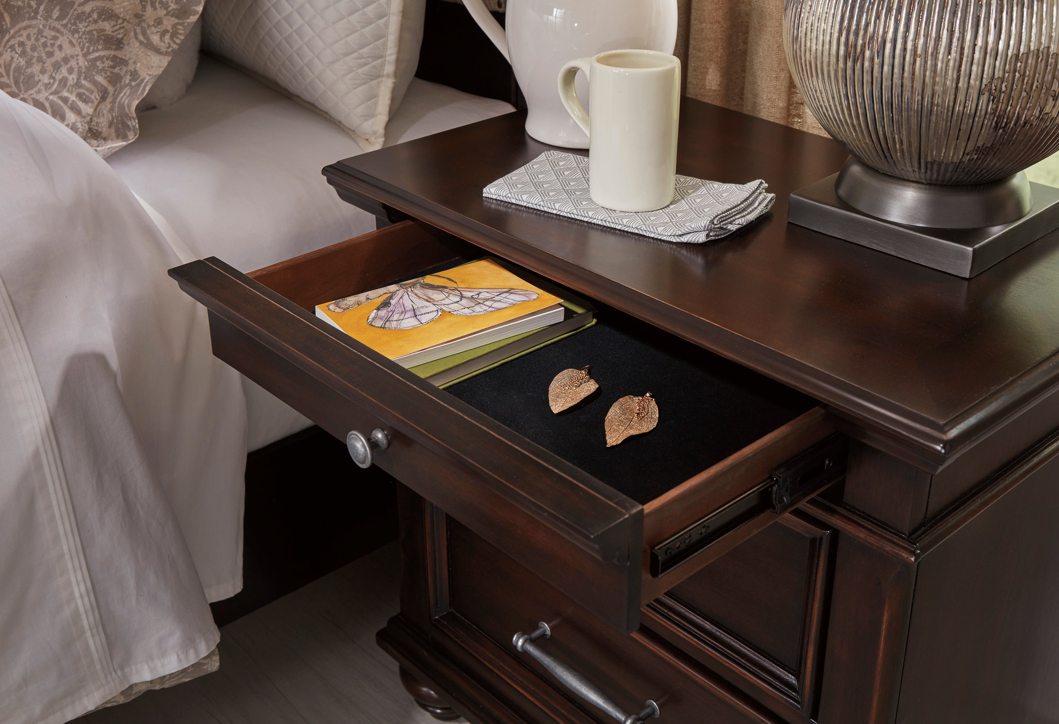 Brynhurst Upholstered Bed with Storage Bench Bedroom Set