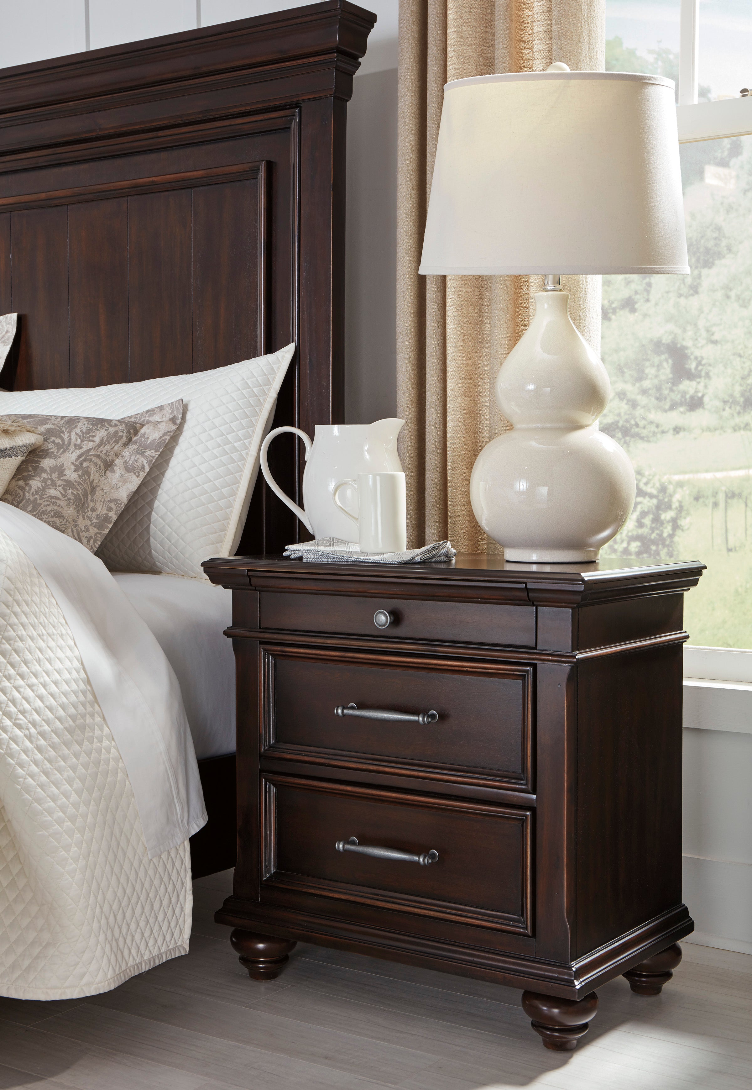 Brynhurst Upholstered Bed with Storage Bench Bedroom Set