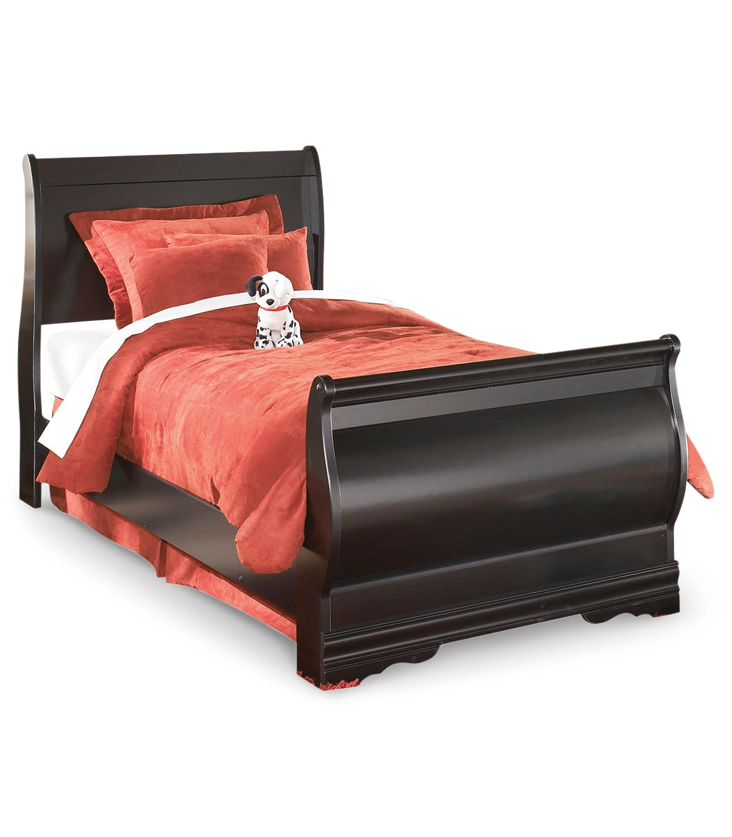 Huey Vineyard Full Sleigh Bed with Mirrored Dresser, Chest and 2 Nightstands
