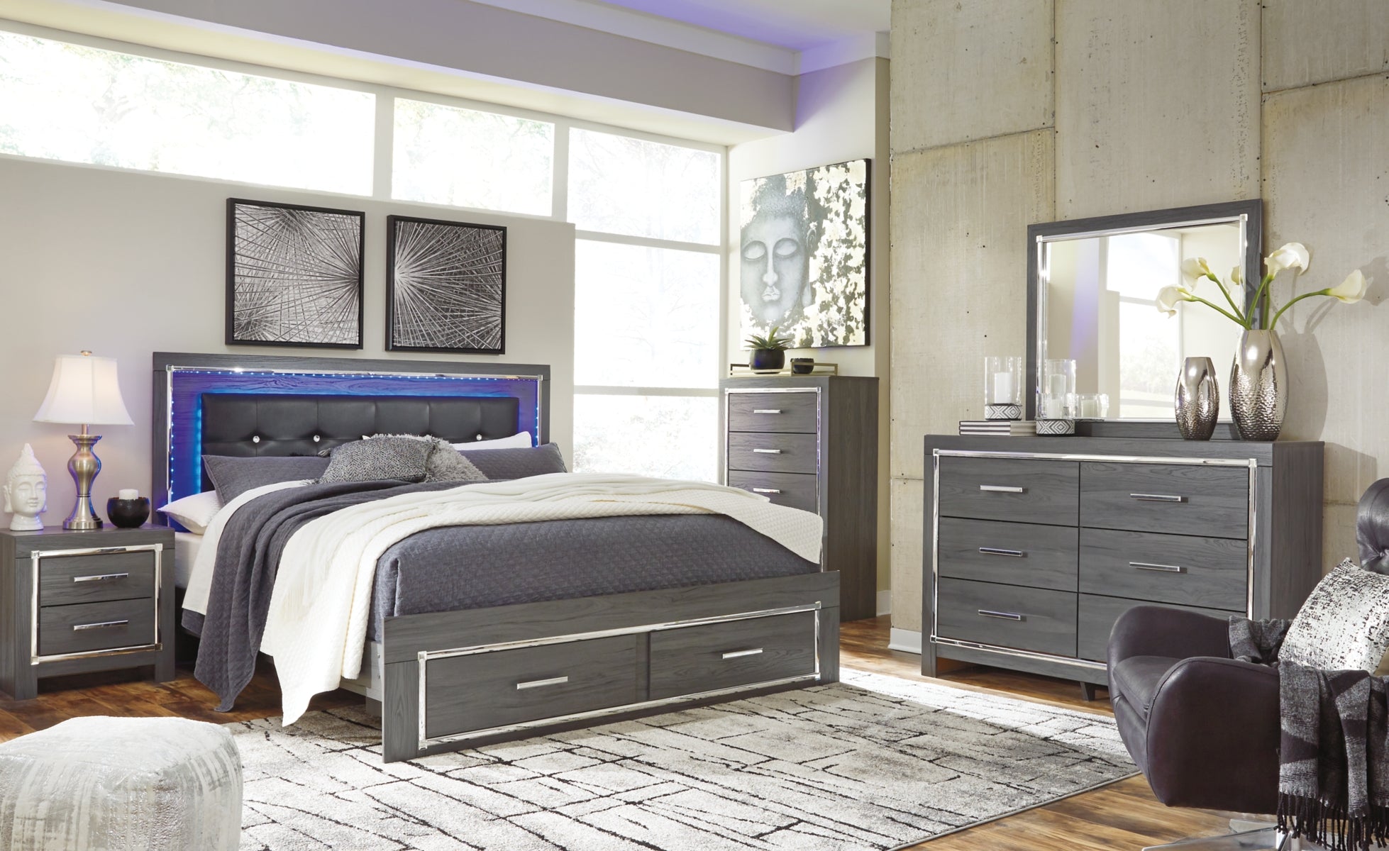Lodanna Queen Panel Bed with Mirrored Dresser and Nightstand