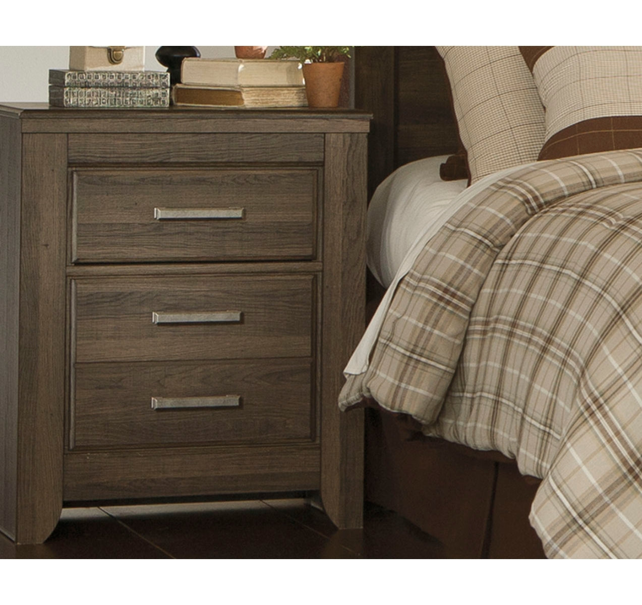 Juararo California King Panel Bed with Mirrored Dresser, Chest and Nightstand