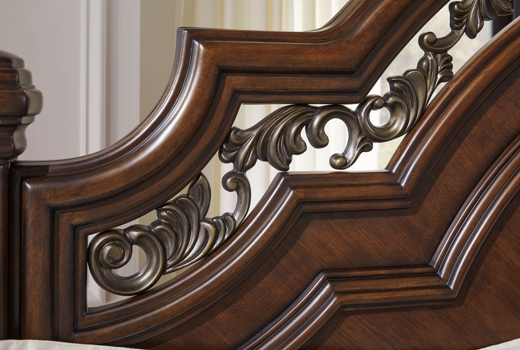 Lavinton King Poster Bed with Mirrored Dresser